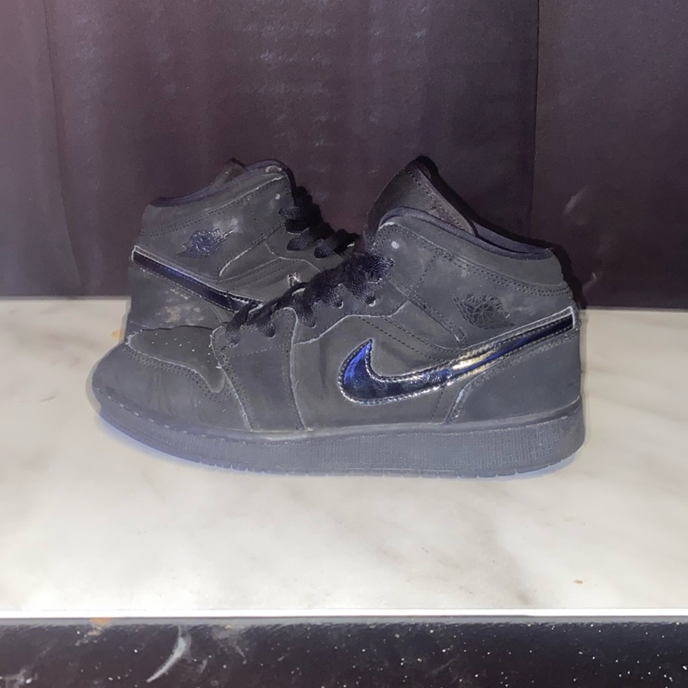 Jordan 1s black    6 1/2 boys